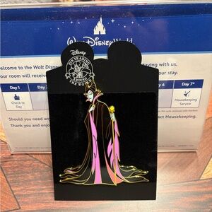 Disney Maleficent jumbo Pin limited edition 92/400 Disney pin trading pin